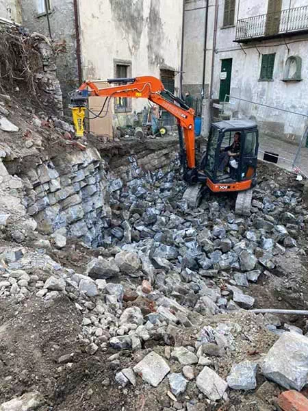 Demolizione-vecchia-casa-di-montagna-da-rifare-completamente